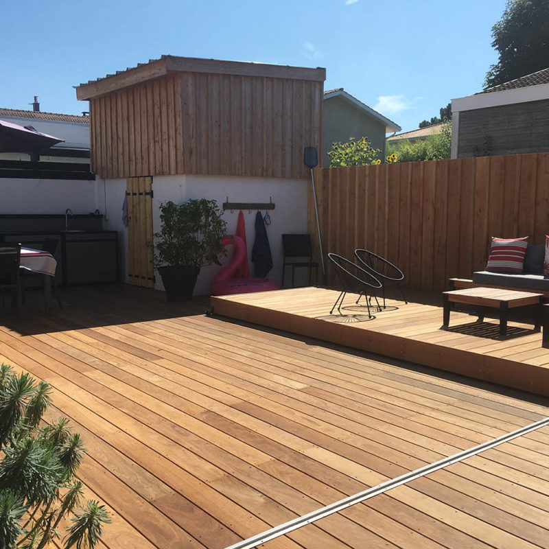 Terrasse mobile DIBLUE en harmonie avec la terrasse bois autour du bassin - Pessac (33) -