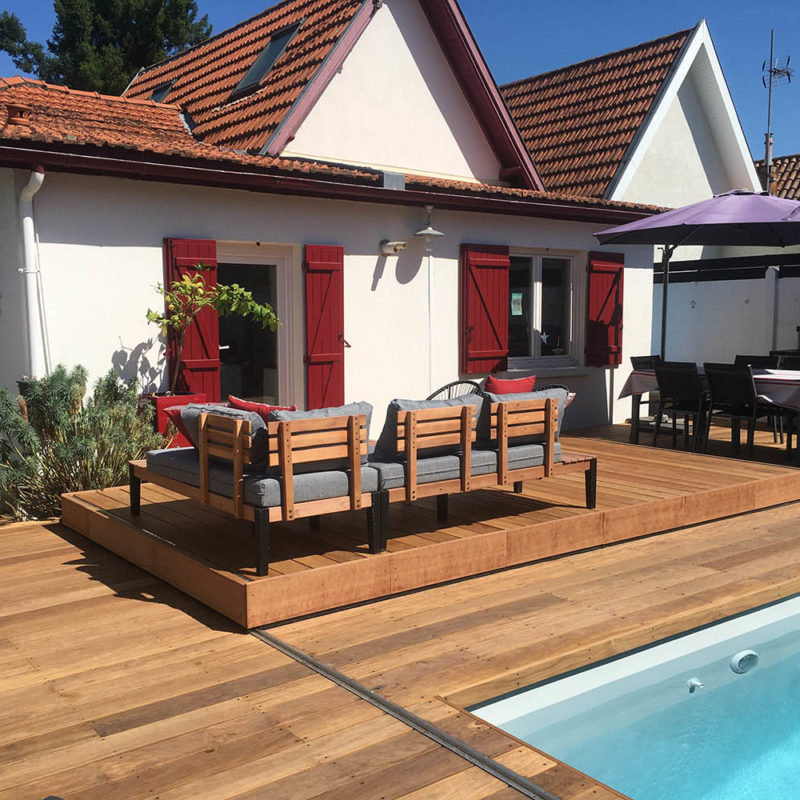 Terrasse mobile DIBLUE en harmonie avec la terrasse bois autour du bassin - Pessac (33) -