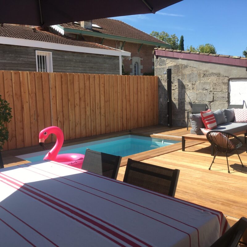 Terrasse mobile DIBLUE en harmonie avec la terrasse bois autour du bassin - Pessac (33) -