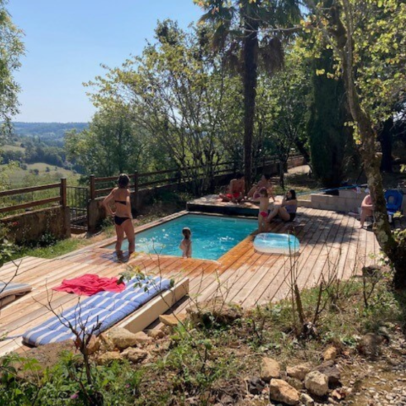 Convivialité autour de notre terrasse mobile dans le 24.