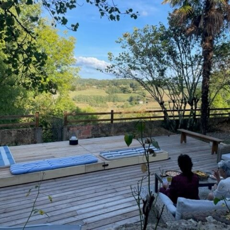 Convivialité autour de notre terrasse mobile dans le 24.