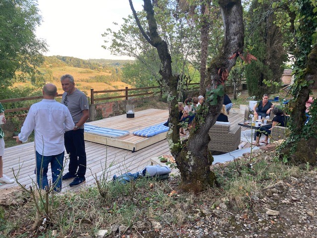 Convivialité autour de notre terrasse mobile dans le 24