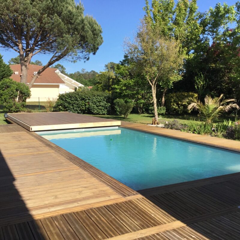 Terrasse en position ouverte avec sa motorisation solaire