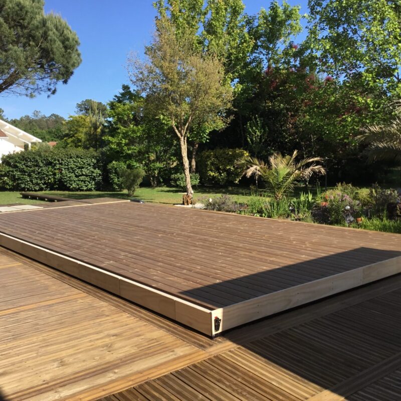 Terrasse en position fermée avec sa motorisation solaire