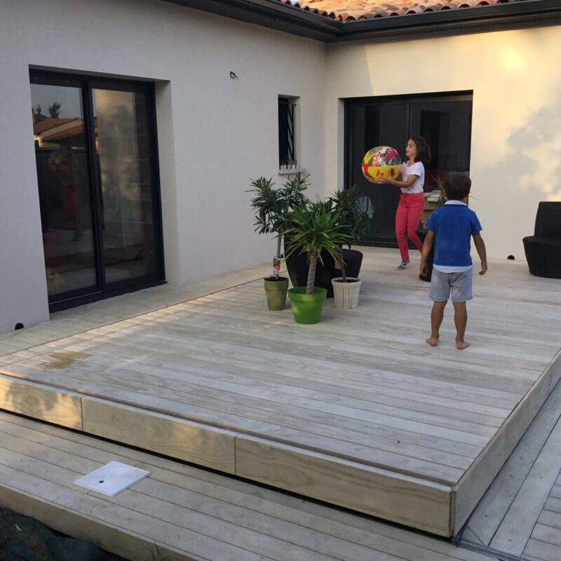 Piscine sécurisée et protégée sans perdre son espace détente et jeux pour cette famille Toulousaine