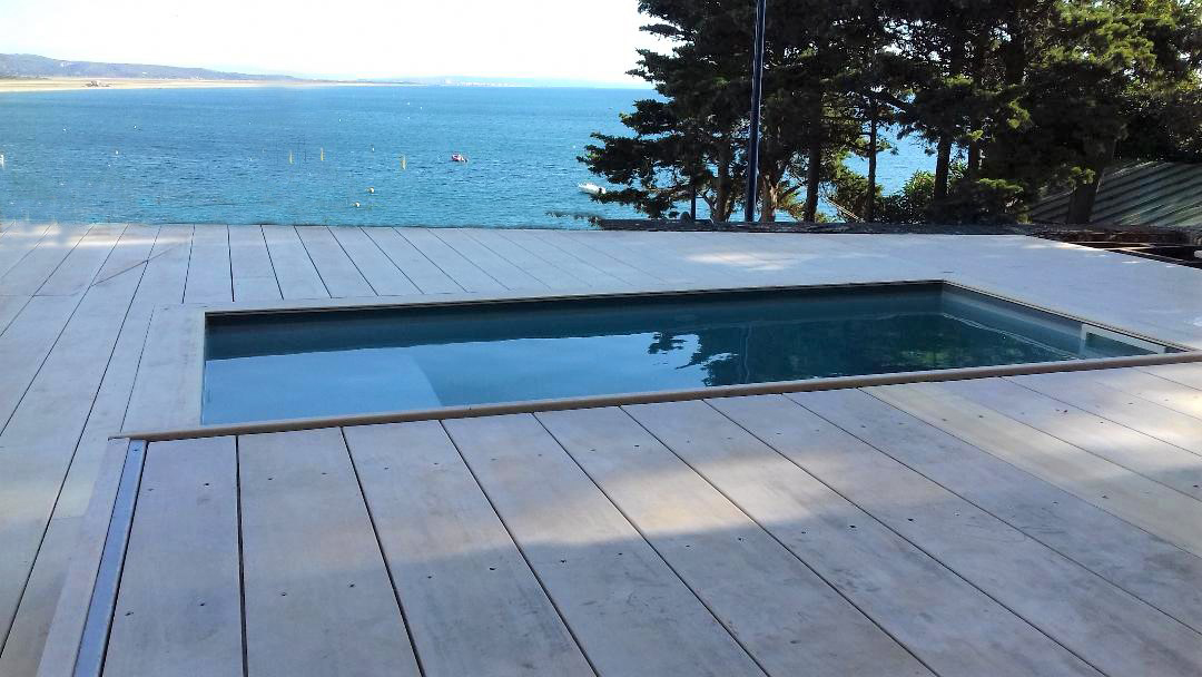 Couvrez votre piscine avec une terrasse mobile DIBLUE pour ne rien dénaturer.