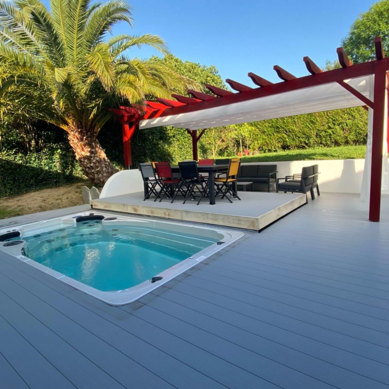 Terrasse mobile dans le Pays Basque (64) pour un jacuzzi